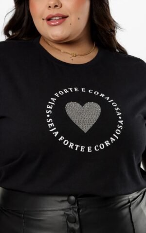 T-SHIRT PLUS SIZE CORAJOSA COM STRASS PRETA