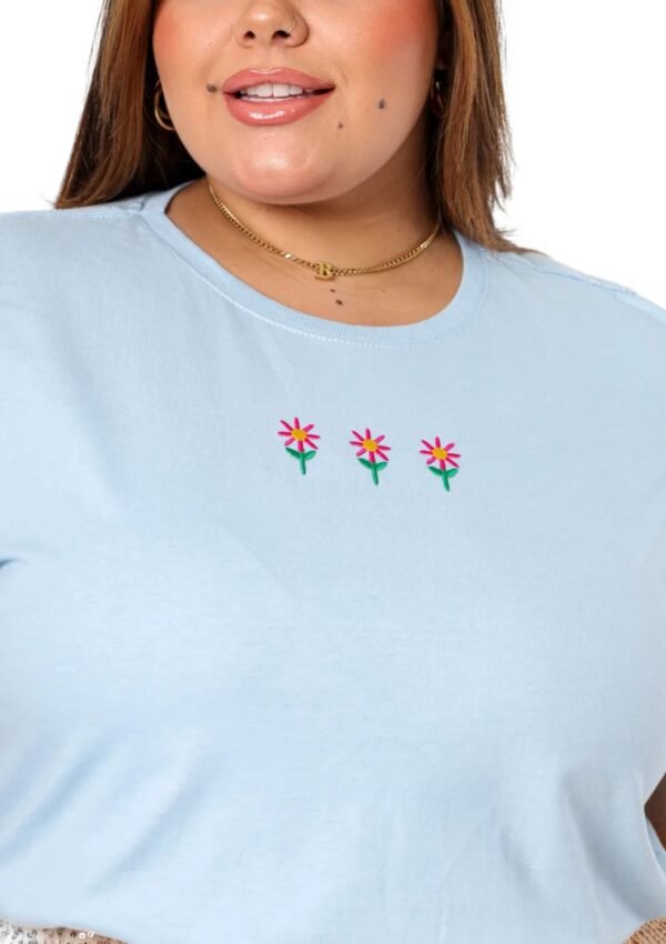 T-SHIRT PLUS SIZE FLORES AZUL CLARA - Image 2