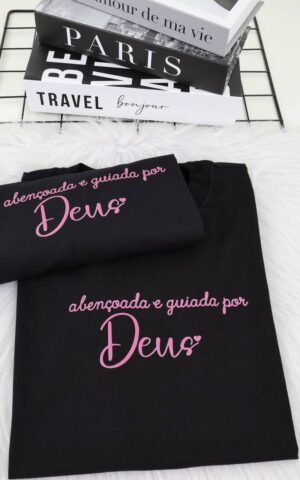 T-SHIRT ABENÇOADA E GUIADA POR DEUS PRETA