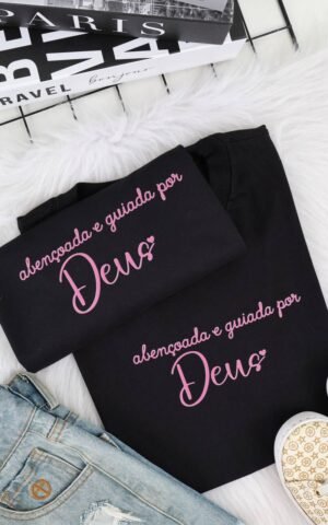 T-SHIRT ABENÇOADA E GUIADA POR DEUS PRETA