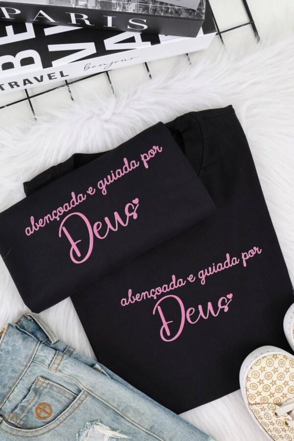 T-SHIRT ABENÇOADA E GUIADA POR DEUS PRETA