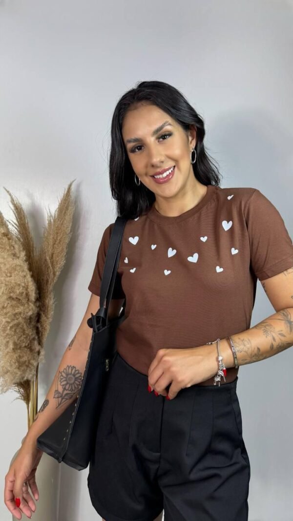 T-SHIRT CORAÇÕES MARROM
