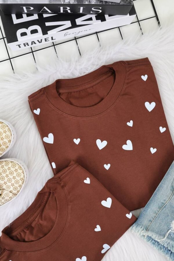 T-SHIRT CORAÇÕES MARROM - Imagem 2