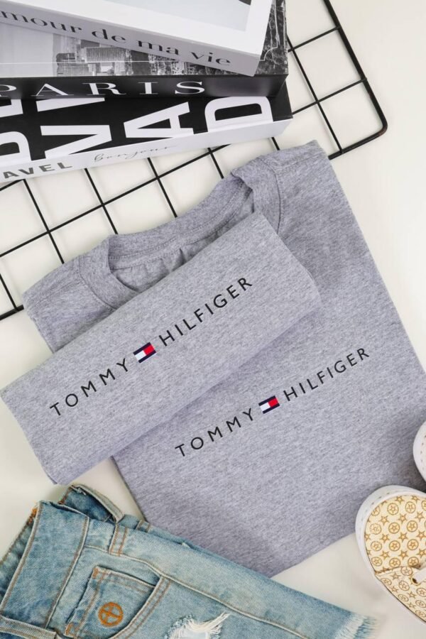 T-SHIRT TOMMY CINZA - Imagem 2