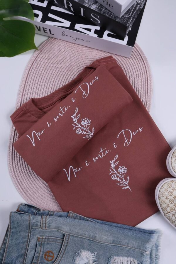 T-SHIRT É DEUS TERRACOTA - Imagem 4