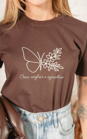 T-SHIRT CONFIAR E AGRADECER MARROM